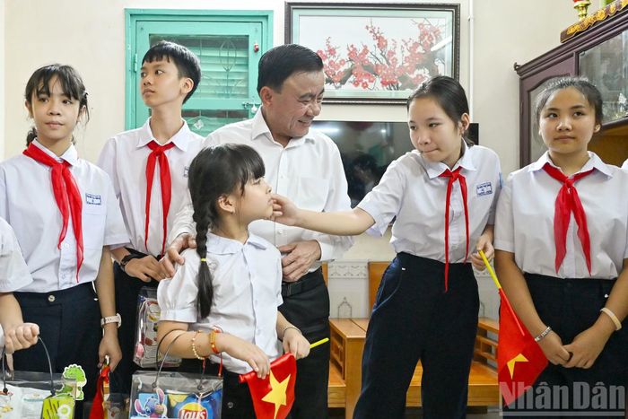 Thường trực Ban Bí thư Trần Cẩm Tú thăm hỏi các cháu thiếu nhi tại Làng trẻ em SOS Hà Nội.