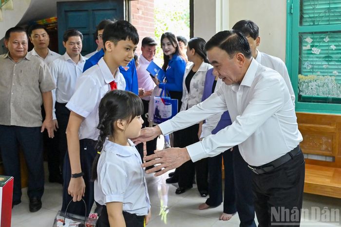 Thường trực Ban Bí thư Trần Cẩm Tú thăm hỏi các cháu thiếu nhi tại Làng trẻ em SOS Hà Nội.