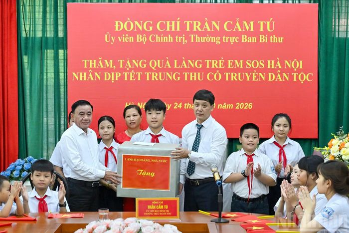 Thường trực Ban Bí thư Trần Cẩm Tú trao quà tặng các cháu thiếu nhi Làng trẻ em SOS Hà Nội.