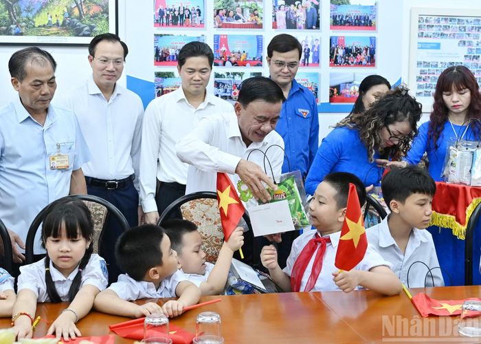 Thường trực Ban Bí thư Trần Cẩm Tú trao quà tặng các cháu thiếu nhi Làng trẻ em SOS Hà Nội.