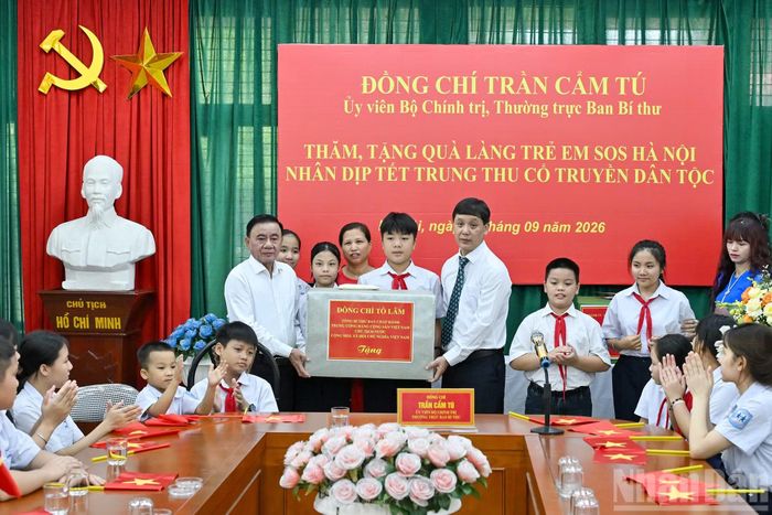 Thường trực Ban Bí thư Trần Cẩm Tú trao quà của Tổng Bí thư, Chủ tịch nước Tô Lâm tặng các cháu thiếu nhi Làng trẻ em SOS Hà Nội.