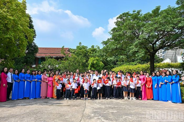 Thường trực Ban Bí thư Trần Cẩm Tú và các đại biểu với các cháu thiếu nhi, cán bộ, nhân viên, các mẹ tại Làng trẻ em SOS Hà Nội.