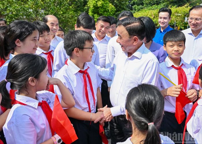Thường trực Ban Bí thư Trần Cẩm Tú với các cháu thiếu nhi Làng trẻ em SOS Hà Nội.