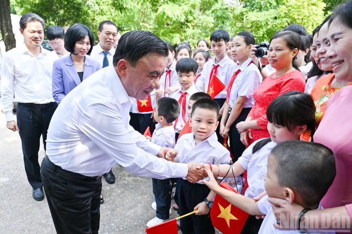 Thường trực Ban Bí thư Trần Cẩm Tú với các cháu thiếu nhi Làng trẻ em SOS Hà Nội.