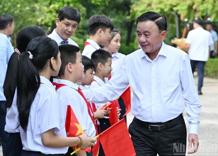 Thường trực Ban Bí thư Trần Cẩm Tú với các cháu thiếu nhi tại Làng trẻ em SOS Hà Nội.