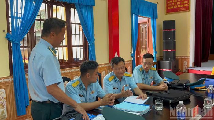 Đoàn công tác kiểm tra đăng ký hệ thống sổ sách ngành Hậu cần-Kỹ thuật của Trung đoàn 282. (Ảnh: VĂN THUẦN)