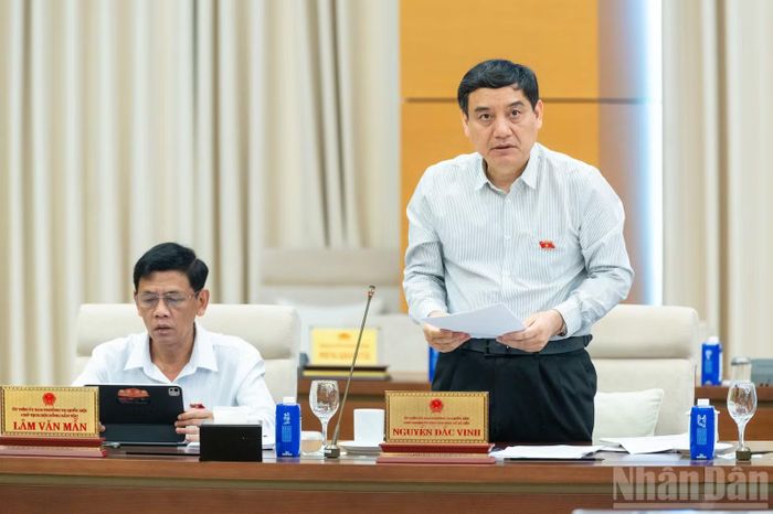 Chủ nhiệm Ủy ban Văn hóa và Xã hội Nguyễn Đắc Vinh nêu quan điểm thẩm tra. (Ảnh: DUY LINH)