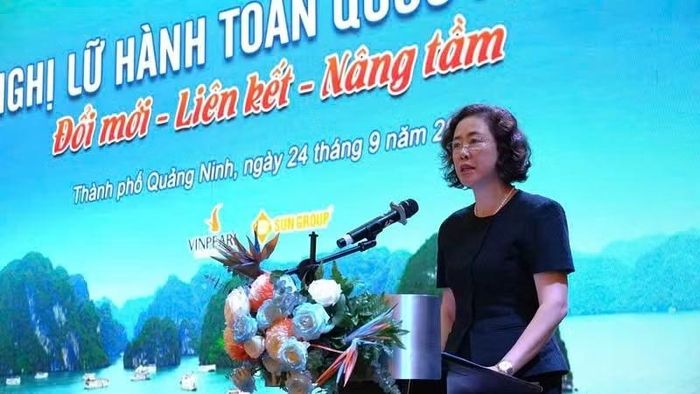 Lãnh đạo Ủy ban nhân dân thành phố Quảng Ninh phát biểu tại hội nghị. (Ảnh: QUANG THỌ)