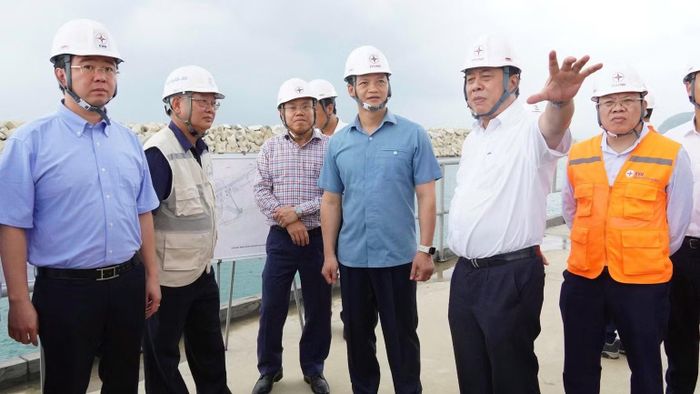 Chủ tịch Ủy ban nhân dân tỉnh Quảng Trị Bùi Hoàng Phương (bên trái) mong muốn Tập đoàn Điện lực Việt Nam đẩy nhanh tiến độ thực hiện các dự án nhiệt điện tại Trung tâm điện lực Quảng Trạch để góp phần tăng trưởng của tỉnh. (Ảnh: HG)