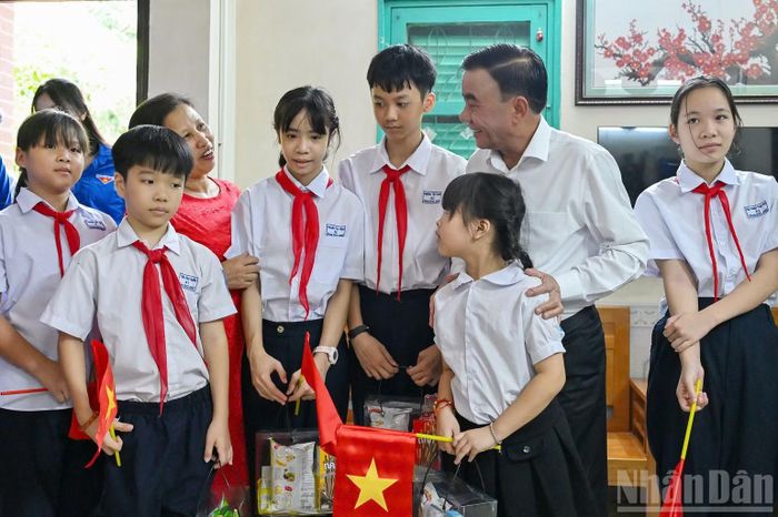 Thường trực Ban Bí thư ân cần thăm hỏi, lắng nghe các cháu chia sẻ về cuộc sống và ước mơ. (Ảnh: THỦY NGUYÊN)