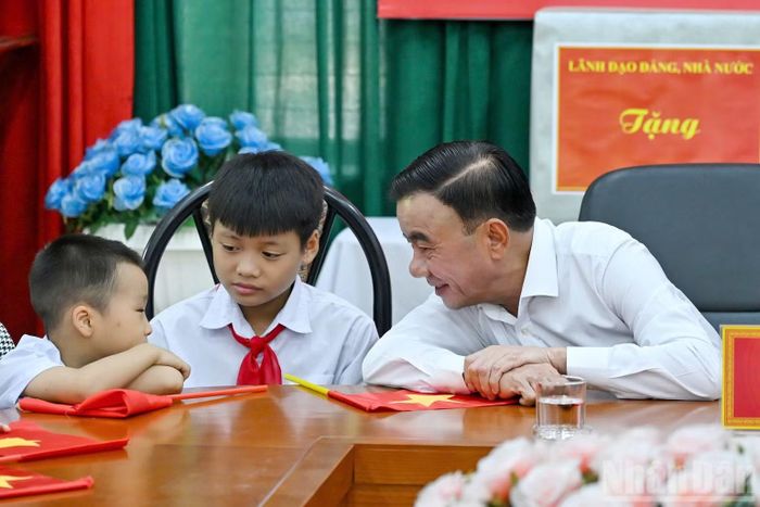 Thường trực Ban Bí thư ân cần thăm hỏi, lắng nghe các cháu chia sẻ về cuộc sống và ước mơ. (Ảnh: THỦY NGUYÊN)