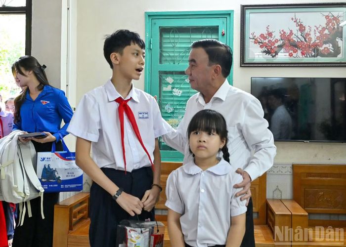 Thường trực Ban Bí thư Trần Cẩm Tú tới thăm Nhà gia đình SOS hoa Lay-ơn. (Ảnh: THỦY NGUYÊN)