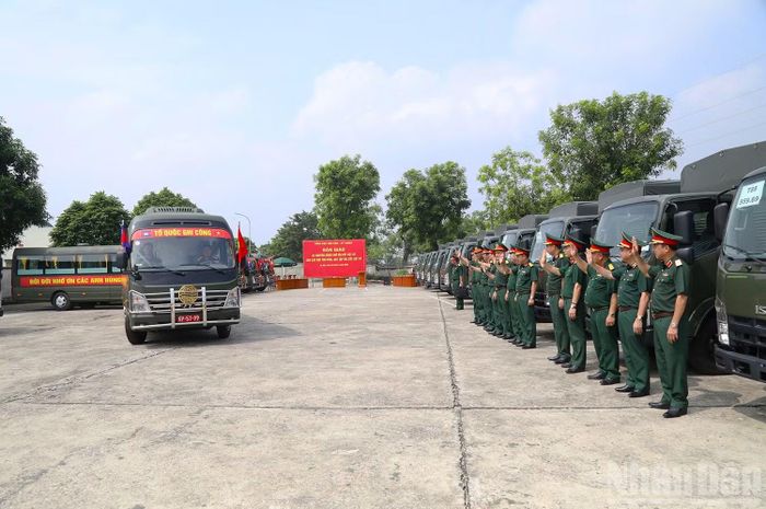 Những chiếc xe chuyên dùng chở hài cốt liệt sĩ đầu tiên cơ động sẵn sàng làm nhiệm vụ tại Quân khu 7.(Ảnh: QUỲNH HƯƠNG)