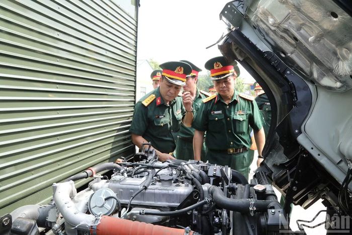 Hội đồng nghiệm thu kiểm tra thực tế tình trạng hoạt động của xe ô-tô tải 1,5 tấn bảo đảm cho các đội tìm kiếm, quy tập hài cốt liệt sĩ.(Ảnh: QUỲNH HƯƠNG)