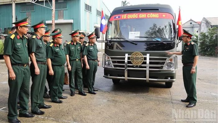 Tổng cục Hậu cần-Kỹ thuật nghiệm thu xe chuyên chở hài cốt liệt sĩ. (Ảnh: QUỲNH HƯƠNG)