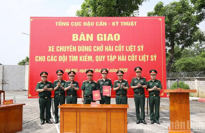 Tổng cục Hậu cần-Kỹ thuật bàn giao 8 xe ô-tô chuyên dùng chở hài cốt liệt sĩ cho Quân khu 7.(Ảnh: QUỲNH HƯƠNG)