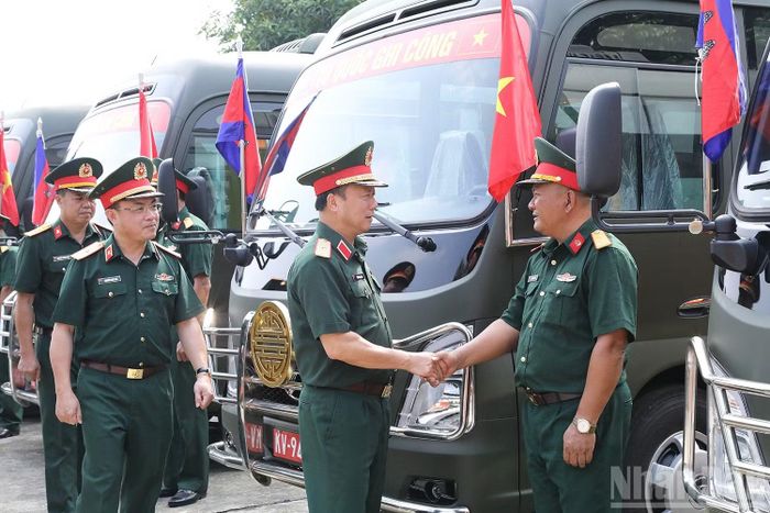 Thiếu tướng Phùng Ngọc Sơn động viên, thăm hỏi các đồng chí lái xe thực hiện nhiệm vụ cơ động xe chuyên dùng chở hài cốt liệt sĩ về Quân khu 7. (Ảnh: QUỲNH HƯƠNG)