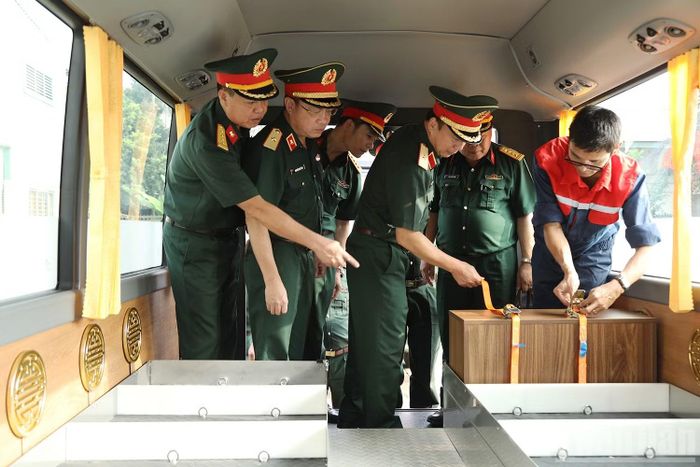 Hội đồng nghiệm thu kiểm tra thực tế tình trạng hoạt động của xe chuyên chở hài cốt liệt sĩ.(Ảnh: QUỲNH HƯƠNG)