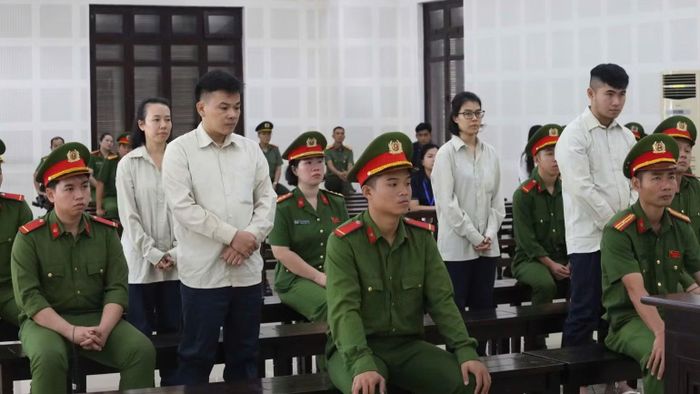 An ninh được thắt chặt tại điểm chính diễn ra phiên tòa và hai điểm trực tuyến. (Ảnh: ĐX)