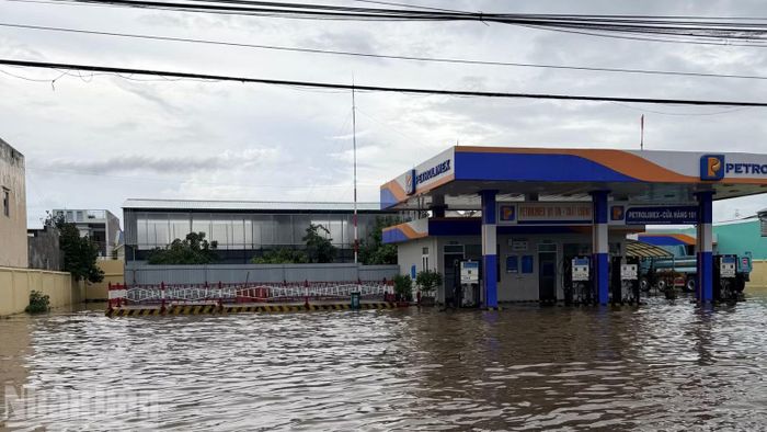 Nước ngập cây xăng tại phường Hàm Thắng. (Ảnh: THANH HẢI)