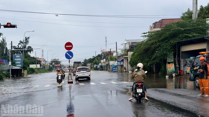 Quốc lộ 1 bị ngập. (Ảnh: THANH HẢI)