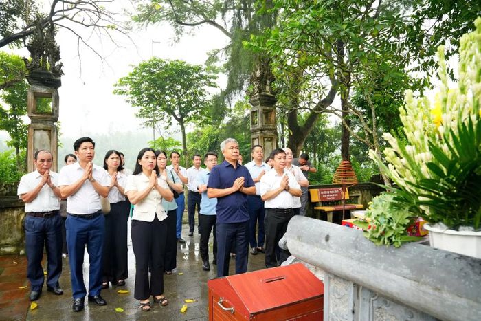 Lãnh đạo phường Sơn Tây dâng hương tại Lăng Tiền Ngô Vương.