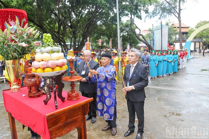 Các ông Nguyễn Ngọc Vũ, Bí thư Đảng ủy; Mai Trung Hưng, Chủ tịch Ủy ban nhân dân xã; Trần Văn Dũng, Ban nghi lễ, thực hiện nghi thức cho Lễ thượng đại kỳ Lễ hội Nghinh Ông Thành phố Hồ Chí Minh.