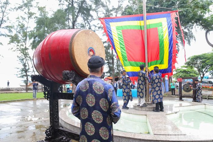 Tiếng trống, tiếng chiêng rộn rã khi đại kỳ được kéo lên cao, bắt đầu cho mùa Lễ hội Nghinh Ông Thành phố Hồ Chí Minh.