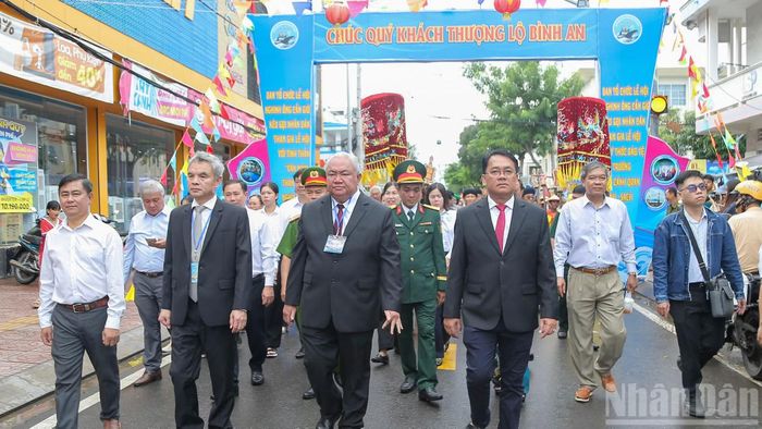 Sau nghi thức thượng đại kỳ Lễ hội Nghinh Ông Thành phố Hồ Chí Minh năm 2026, đại biểu cùng ngư dân tiến về Lăng Ông Thủy Tướng thực hiện nghi thức thắp hương, tưởng nhớ và bày tỏ lòng thành kính đối với Thần Nam Hải Đại Tướng quân.