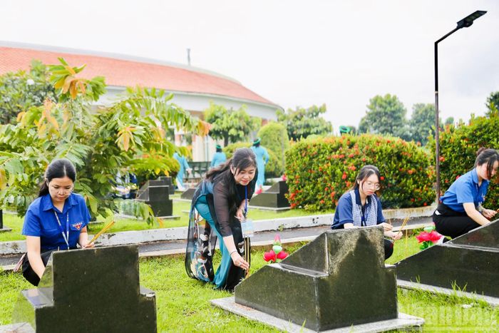 Đoàn viên, thanh niên dâng hương tại Nghĩa trang liệt sĩ Rừng Sác-Cần Giờ.