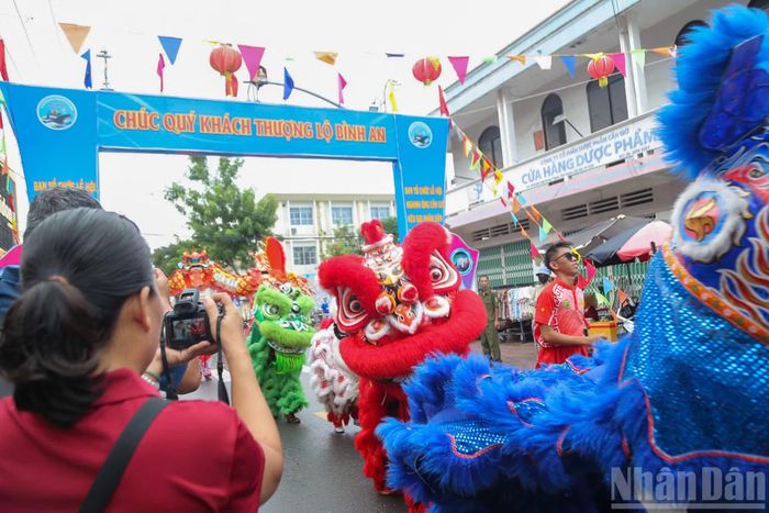 Lân Sư Rồng khuấy động các tuyến đường Cần Giờ, tạo không khí rộn ràng tại vùng cửa ngõ biển Thành phố Hồ Chí Minh.