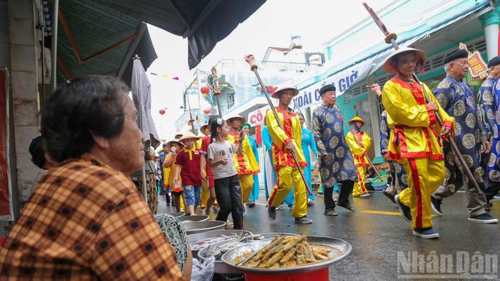 Ngư dân bày tỏ lòng thành kính đối với Thần Nam Hải Đại Tướng quân.