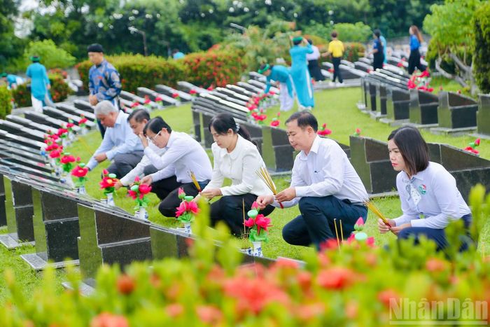 Đoàn lãnh đạo xã Cần Giờ dâng hương tưởng nhớ các Anh hùng liệt sĩ tại Nghĩa trang liệt sĩ Rừng Sác-Cần Giờ.
