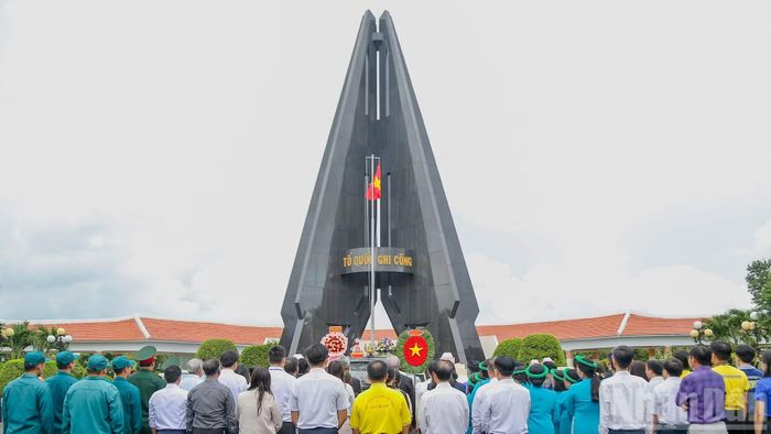 Trước đó, đoàn lãnh đạo xã Cần Giờ thành kính dâng hương, tưởng nhớ các Anh hùng liệt sĩ tại Nghĩa trang liệt sĩ Rừng Sác-Cần Giờ.