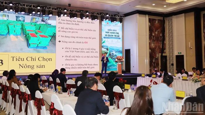 Các đại biểu được trao đổi, cung cấp thông tin tại Diễn đàn “Thực hành ESG và quản trị số: Vé thông hành vào chuỗi giá trị toàn cầu”.
