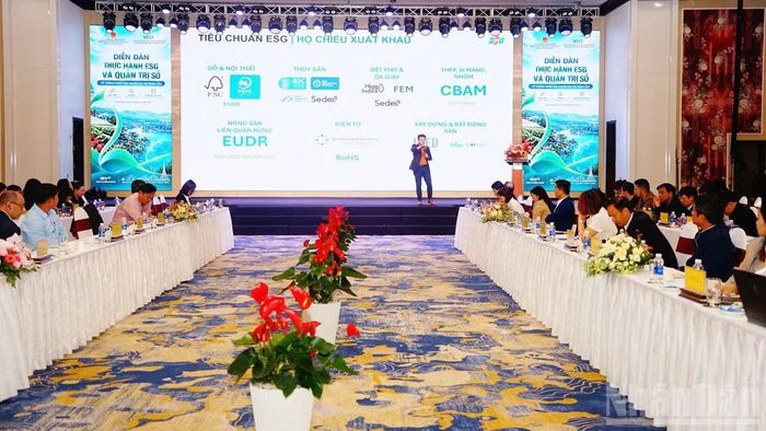 Các đại biểu tham dự thảo luận giải pháp hỗ trợ doanh nghiệp tại diễn đàn.