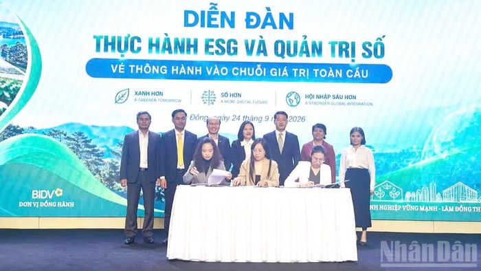 Đại diện các doanh nghiệp trên địa bàn tỉnh Lâm Đồng ký kết biên bản ghi nhớ tại diễn đàn.