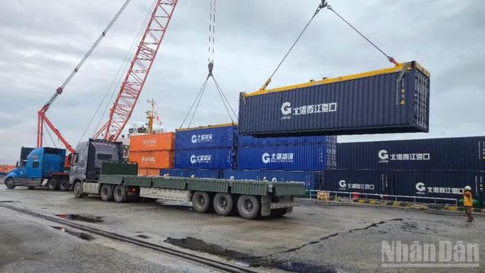 Cảng Cần Thơ tổ chức xếp dỡ và kết nối hàng hóa với mạng lưới doanh nghiệp. (Ảnh: VĂN ÚT)