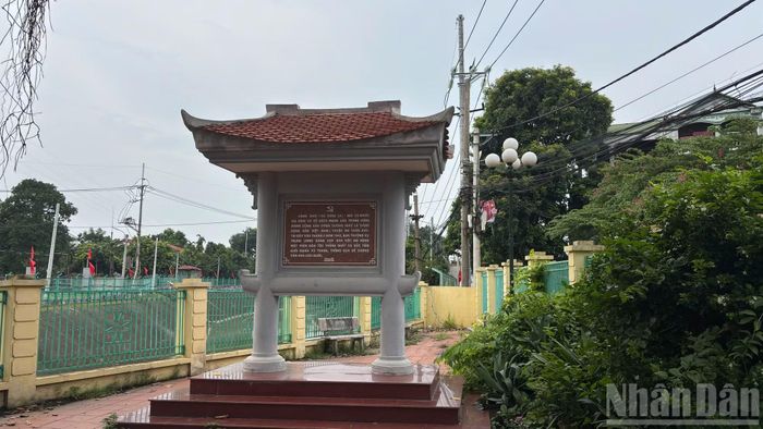 Không chỉ lưu giữ nghề làm đậu phụ và không gian làng quê ven sông, Võng La còn là vùng đất có truyền thống cách mạng. Trong giai đoạn 1941-1945, nơi đây từng là An toàn khu của Trung ương Đảng, với nhiều gia đình làm cơ sở cách mạng, nuôi giấu và bảo vệ cán bộ hoạt động bí mật.