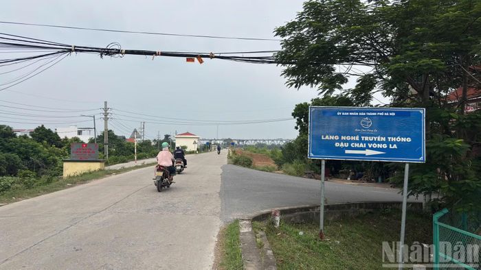 Phần diện tích dự kiến di dời nằm trong khu vực không bảo đảm điều kiện an toàn phòng, chống lũ và khu vực nằm trong phạm vi xây dựng Trục đại lộ cảnh quan sông Hồng. Tổng diện tích tại các thôn Võng La, Yên Hà, Hải Bối khoảng 27ha.