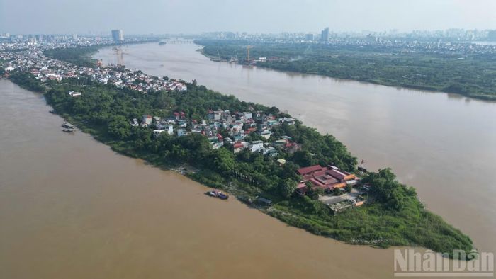 Trong không gian làng hiện còn những tuyến ngõ nhỏ, nhà ở xen kẽ với các công trình đình, chùa và không gian tín ngưỡng, tạo nên diện mạo đặc trưng của làng truyền thống vùng ven đô Hà Nội.