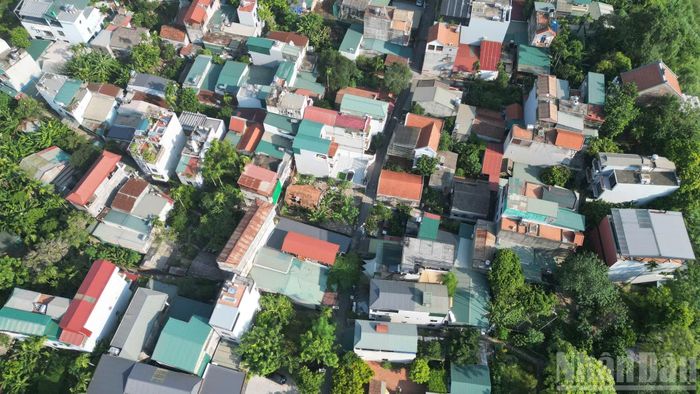 Làng Bắc Cầu, thuộc phường Bồ Đề, cũng thuộc diện di dời, với diện tích khoảng 35,5ha.