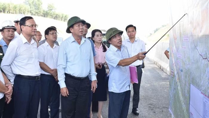 Bộ trưởng Xây dựng Trần Hồng Minh kiểm tra tiến độ dự án cao tốc Tuyên Quang-Hà Giang, giai đoạn 1. (Ảnh: CTV)