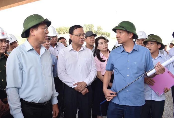 Bộ trưởng Xây dựng Trần Hồng Minh nghe báo cáo tiến độ thi công dự án cao tốc Tuyên Quang-Hà Giang, giai đoạn 1. (Ảnh: CTV)