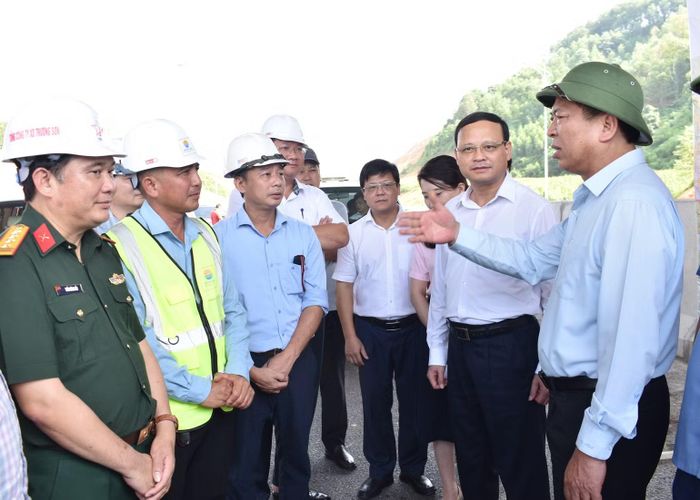 Bộ trưởng Xây dựng Trần Hồng Minh yêu cầu chủ đầu tư, nhà thầu tập trung cao nhất cho công tác thi công, kiểm soát tiến độ, chất lượng. (Ảnh: CTV)