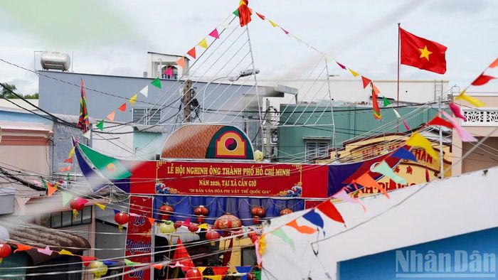 Sắc cờ hoa rực rỡ trên các tuyến đường chào đón Lễ hội Nghinh Ông Thành phố Hồ Chí Minh.