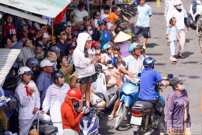  Người dân hòa mình vào không khí vui tươi của lễ hội﻿. 