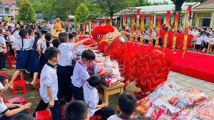 Tiết mục múa lân được các học sinh ở Trường tiểu học Mính Viên thích thú. (Ảnh: TB)