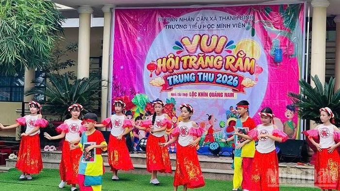 Trường tiểu học Mính Viên tổ chức chương trình “Vui hội trăng rằm”. (Ảnh: TB)