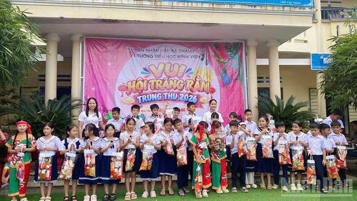 Tặng quà Trung thu các học sinh tại Trường tiểu học Mính Viên. (Ảnh: TB)
